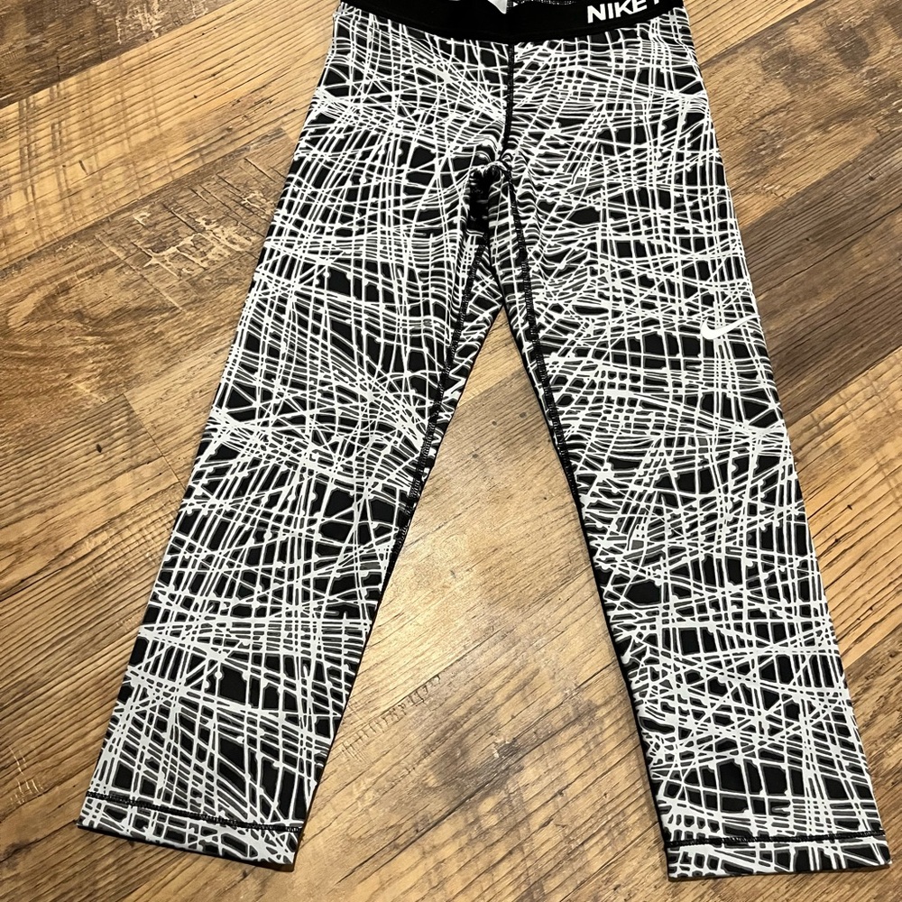 Women’s Nike Black and White Patterned Cropped Leggings
